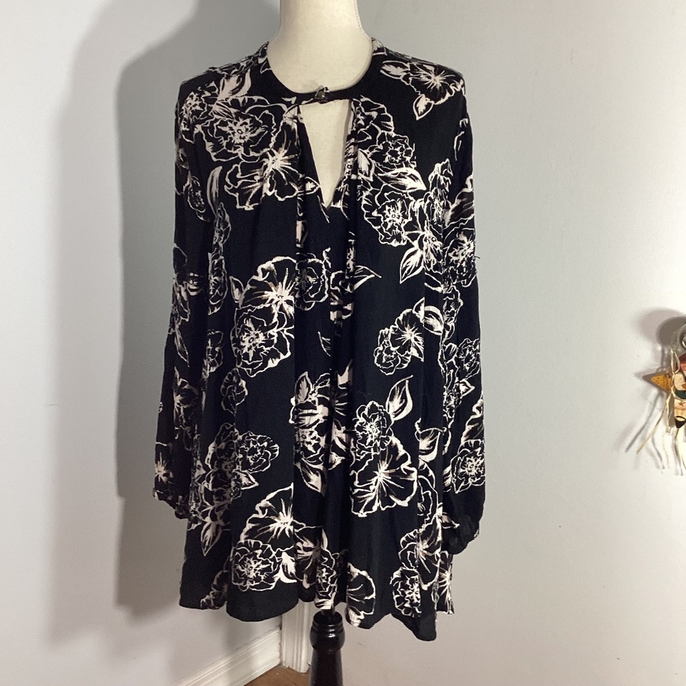 Free People Size Small  Black & White Floral Long Sleeve Tunic Top